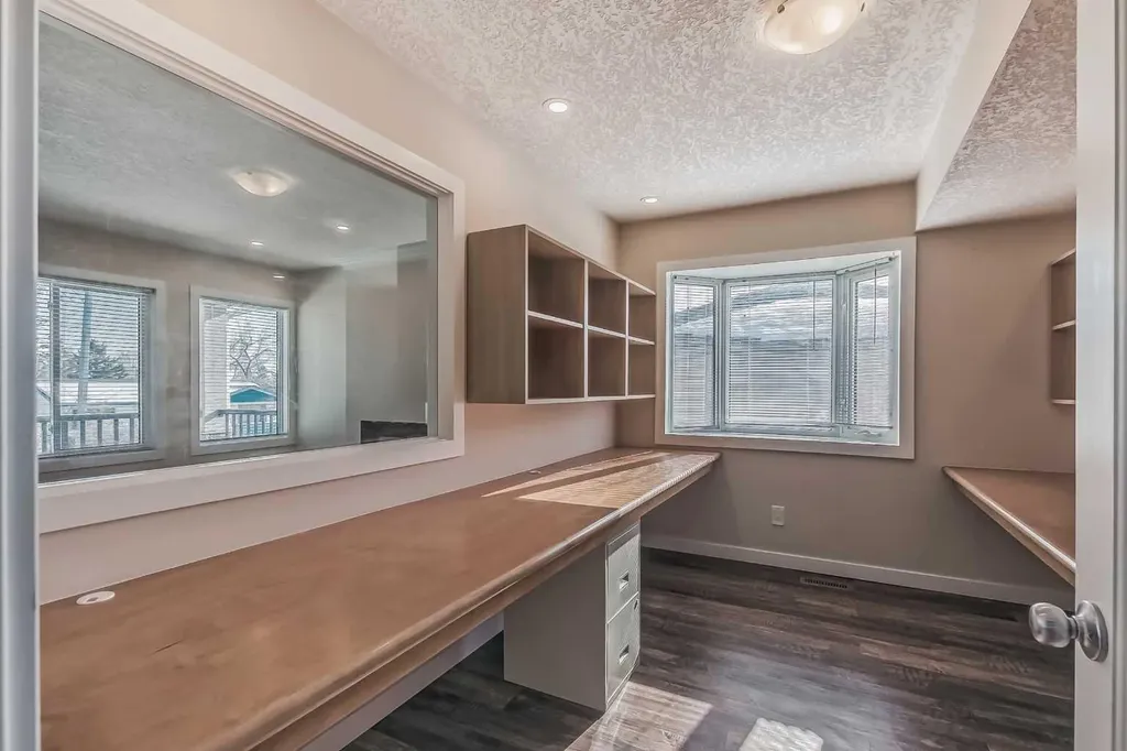 23 Cheltenham Road NW Calgary AB T2L 0M4