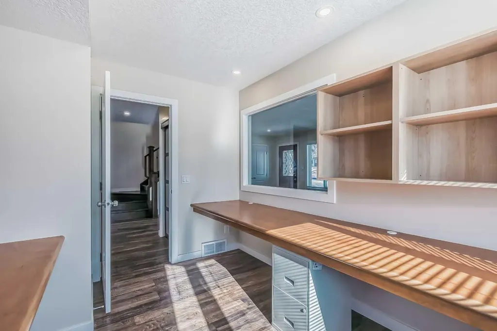 23 Cheltenham Road NW Calgary AB T2L 0M4