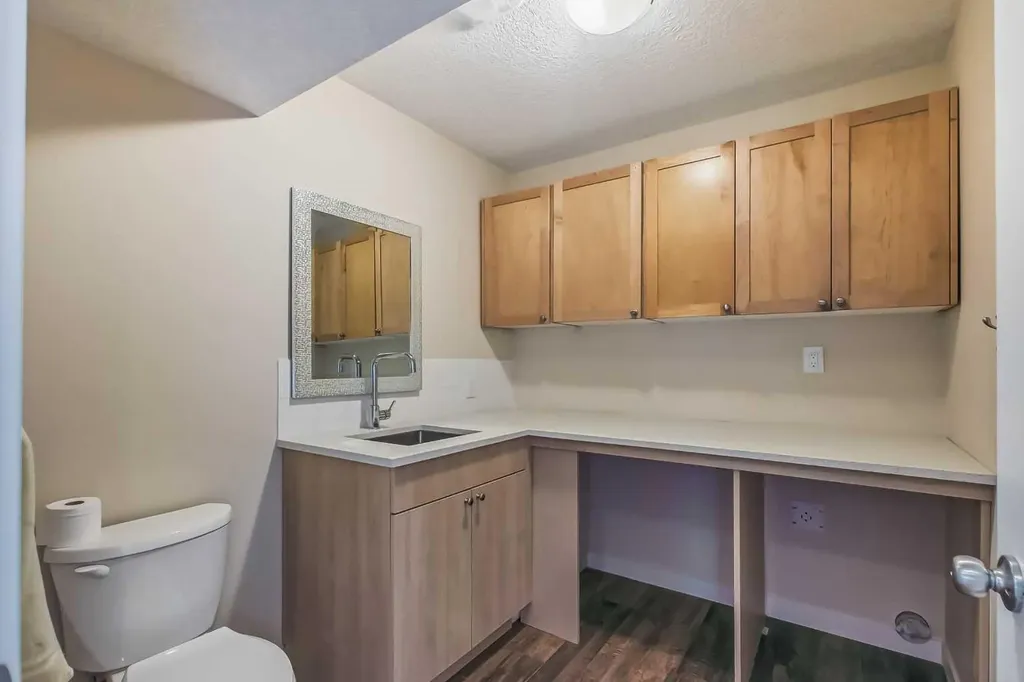 23 Cheltenham Road NW Calgary AB T2L 0M4