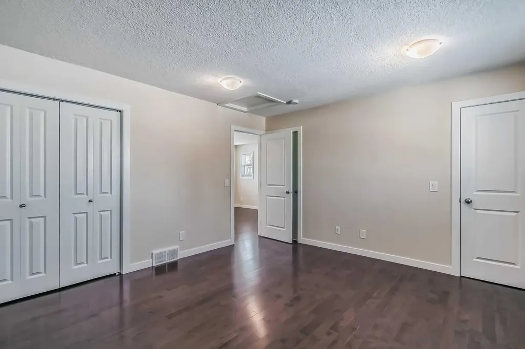 23 Cheltenham Road NW Calgary AB T2L 0M4