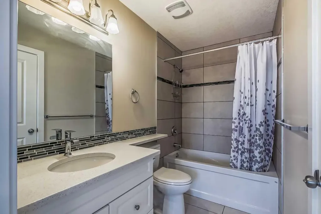 23 Cheltenham Road NW Calgary AB T2L 0M4