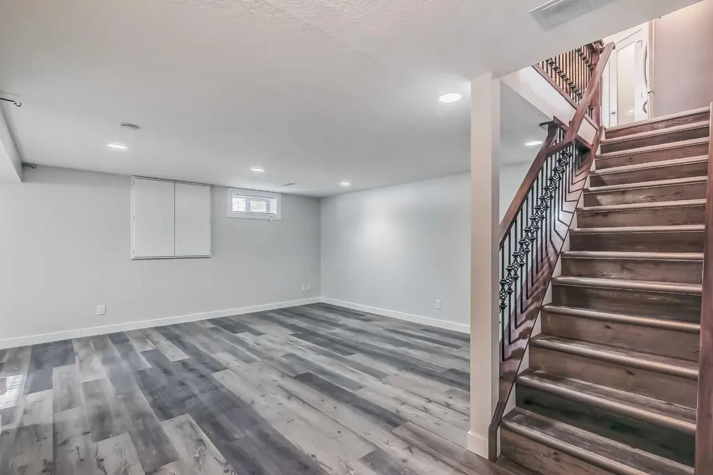 23 Cheltenham Road NW Calgary AB T2L 0M4