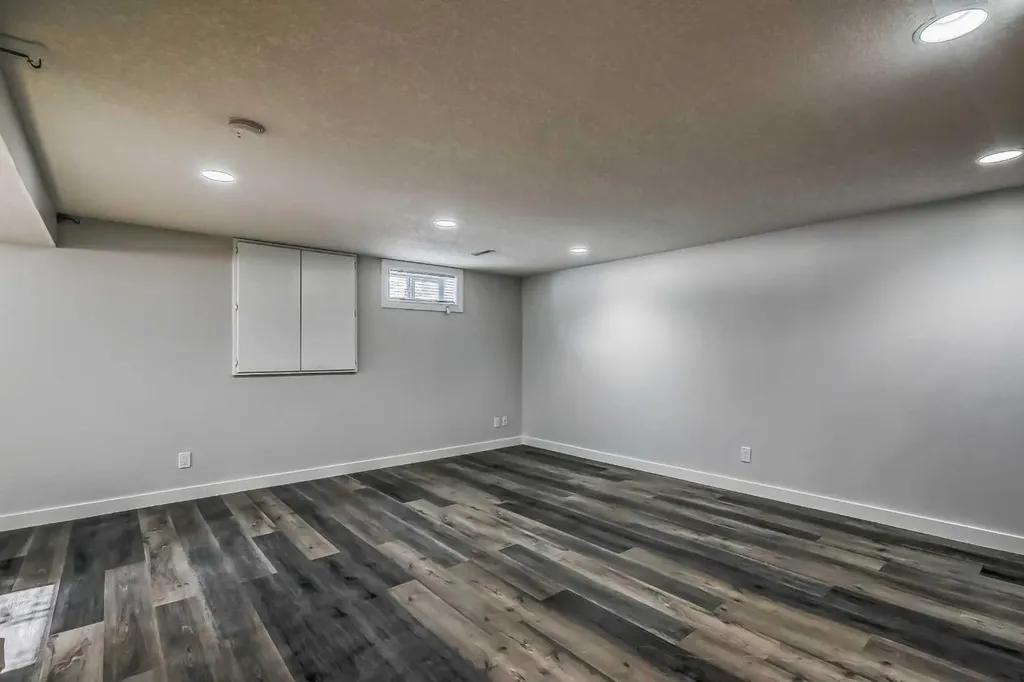 23 Cheltenham Road NW Calgary AB T2L 0M4