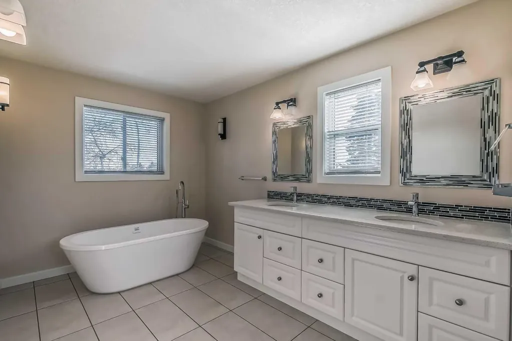 23 Cheltenham Road NW Calgary AB T2L 0M4