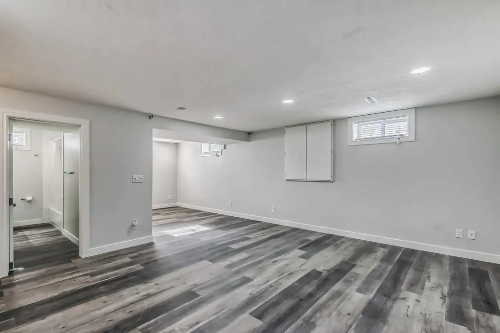 23 Cheltenham Road NW Calgary AB T2L 0M4