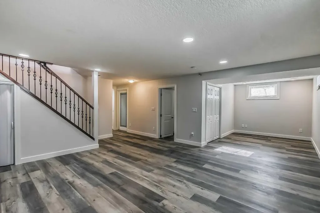 23 Cheltenham Road NW Calgary AB T2L 0M4