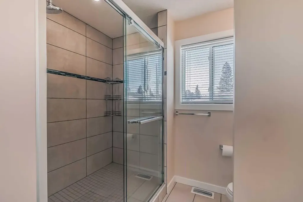 23 Cheltenham Road NW Calgary AB T2L 0M4