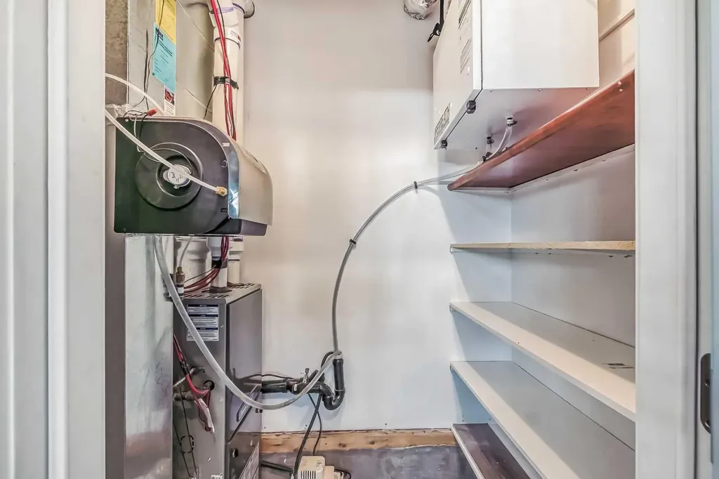 23 Cheltenham Road NW Calgary AB T2L 0M4