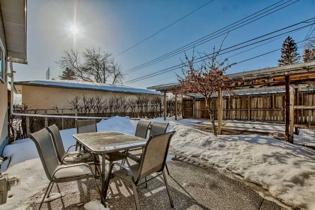 23 Cheltenham Road NW Calgary AB T2L 0M4