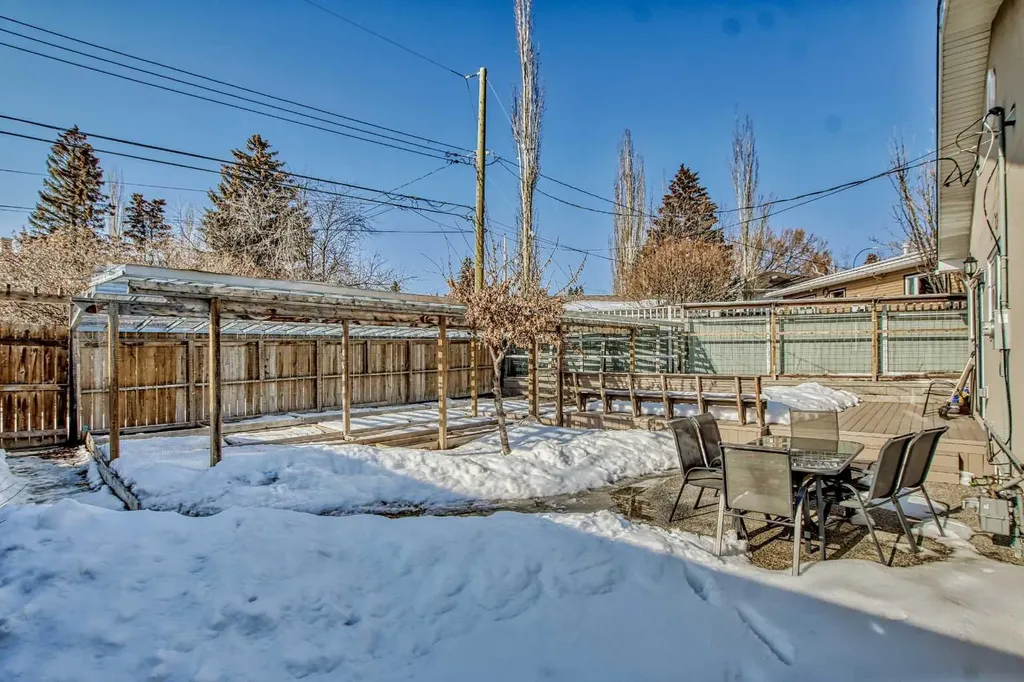 23 Cheltenham Road NW Calgary AB T2L 0M4