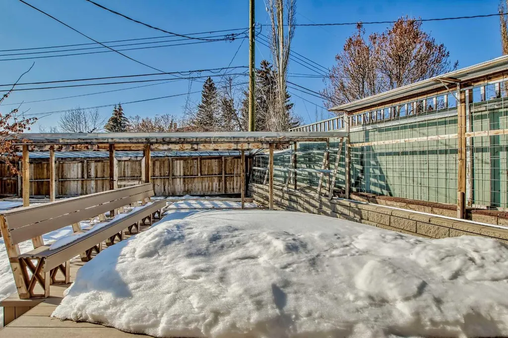 23 Cheltenham Road NW Calgary AB T2L 0M4
