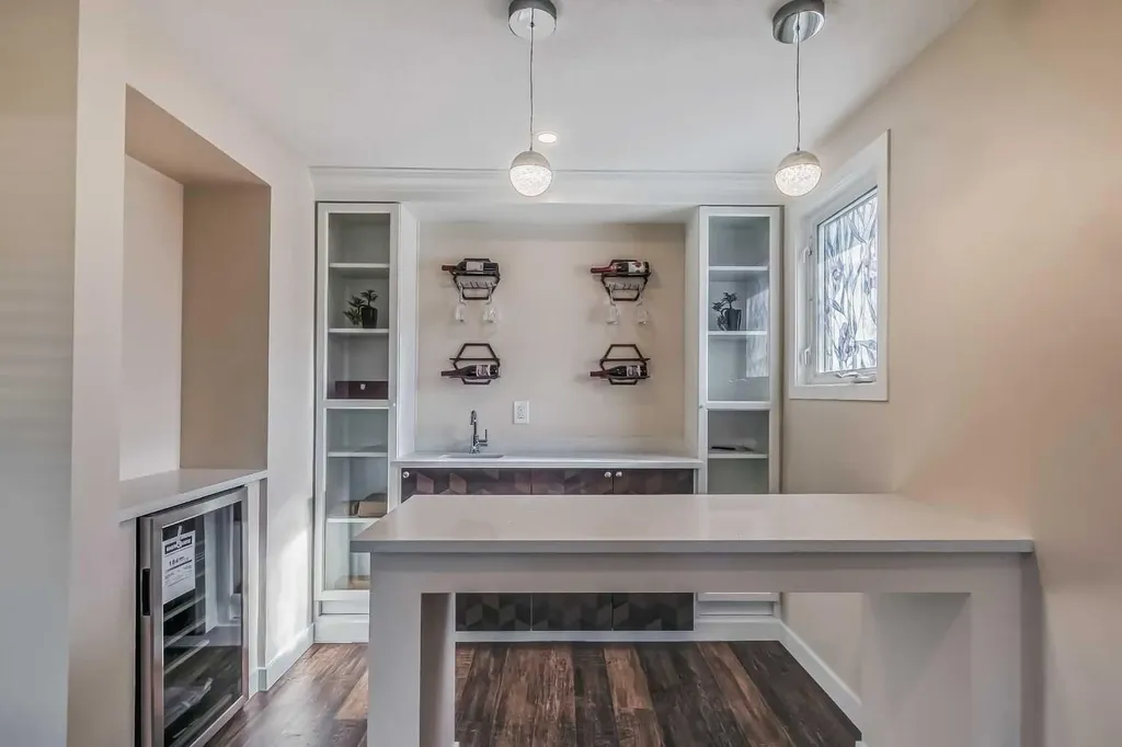 23 Cheltenham Road NW Calgary AB T2L 0M4