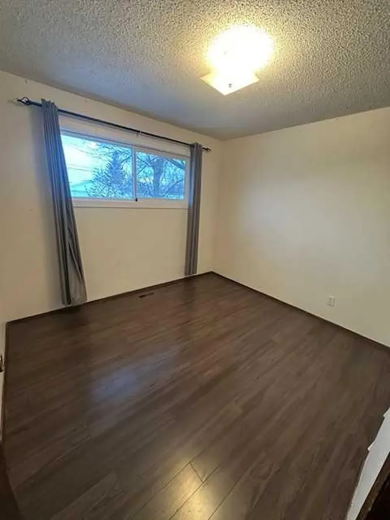 110 4 Avenue E Oyen AB T0J 2J0