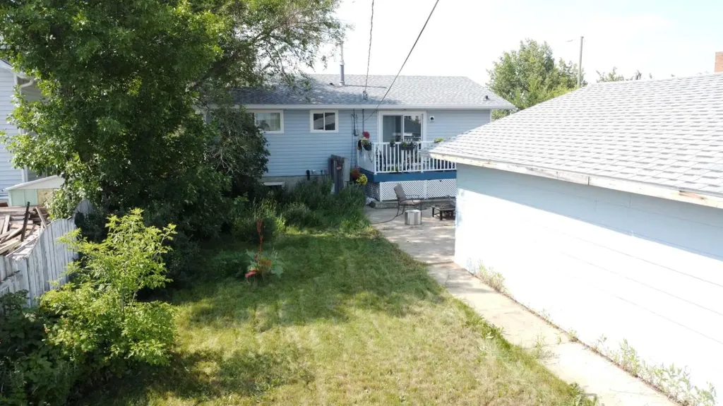 110 4 Avenue E Oyen AB T0J 2J0