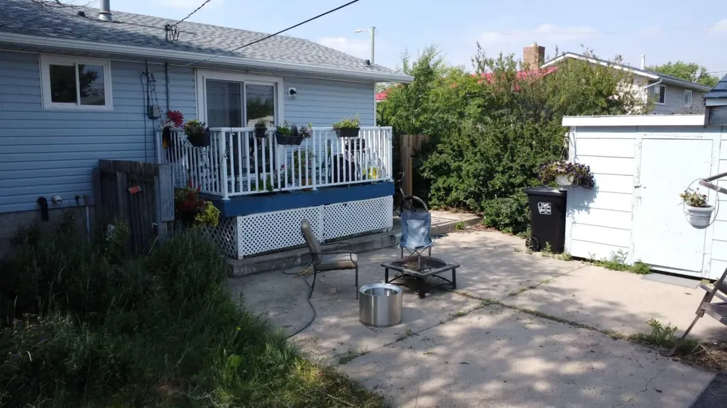 110 4 Avenue E Oyen AB T0J 2J0