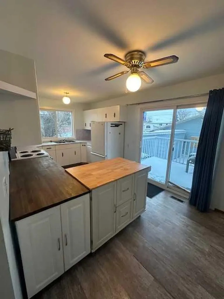 110 4 Avenue E Oyen AB T0J 2J0