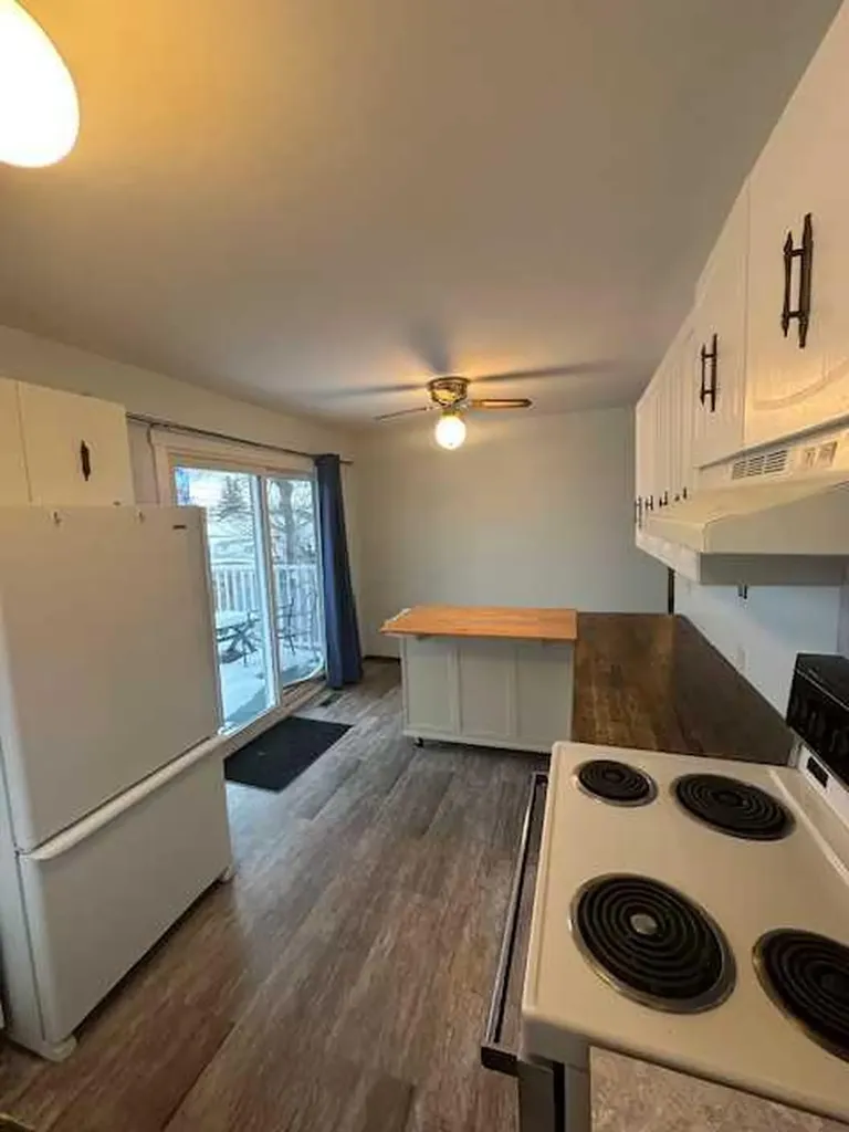 110 4 Avenue E Oyen AB T0J 2J0