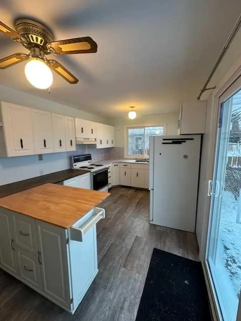 110 4 Avenue E Oyen AB T0J 2J0