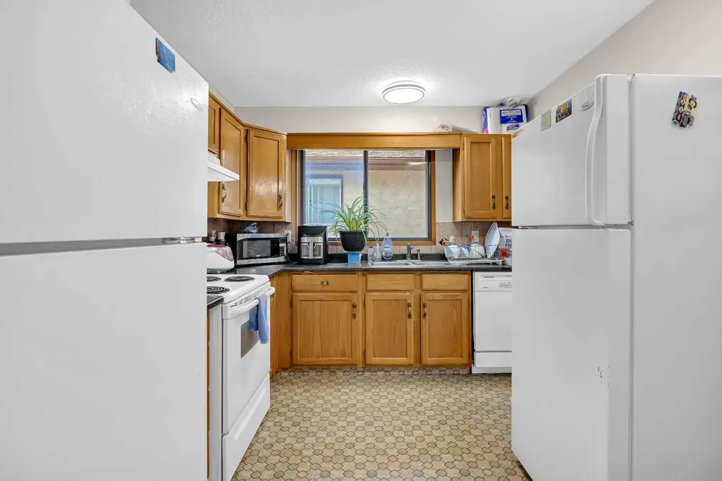 49 Beacham Way NW Calgary AB T3K 1R7