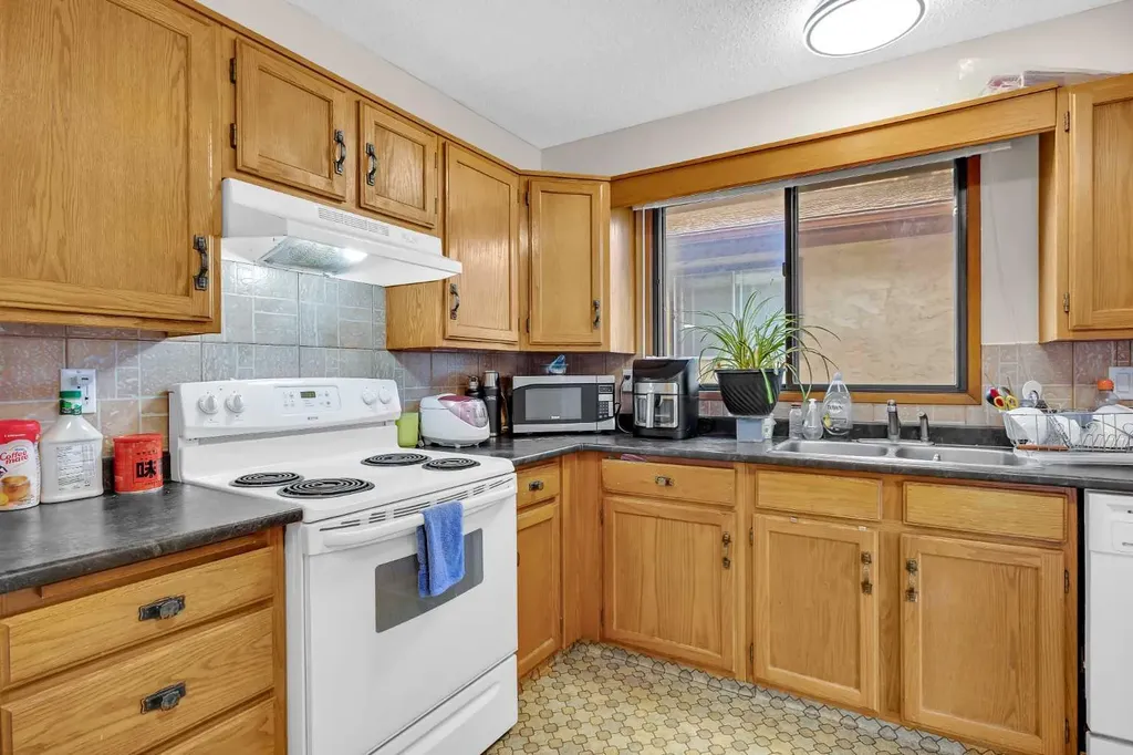 49 Beacham Way NW Calgary AB T3K 1R7