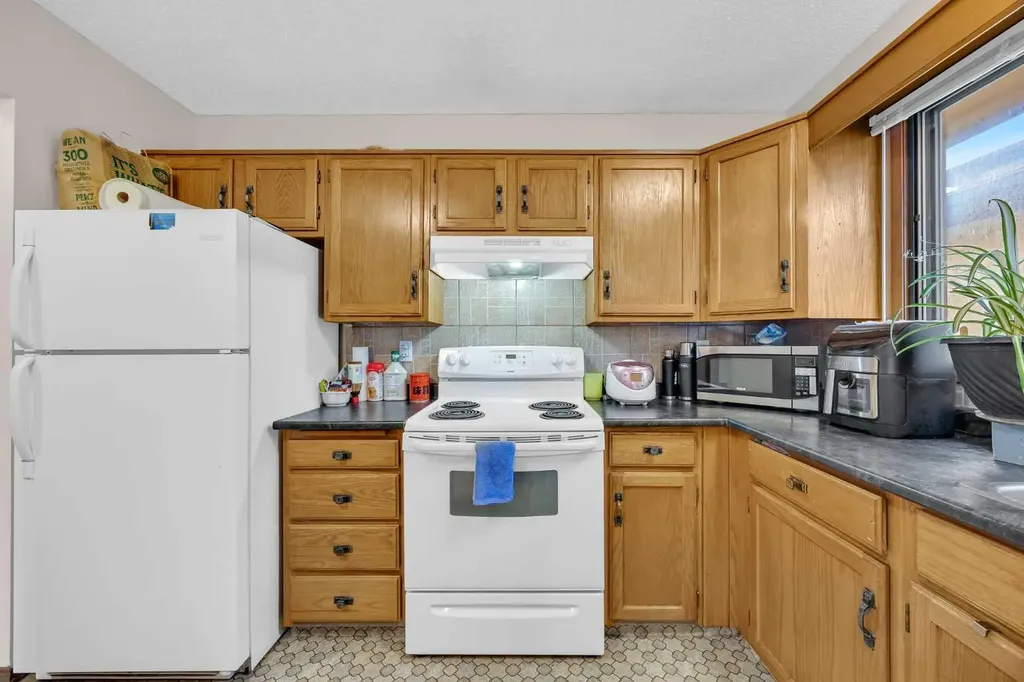 49 Beacham Way NW Calgary AB T3K 1R7