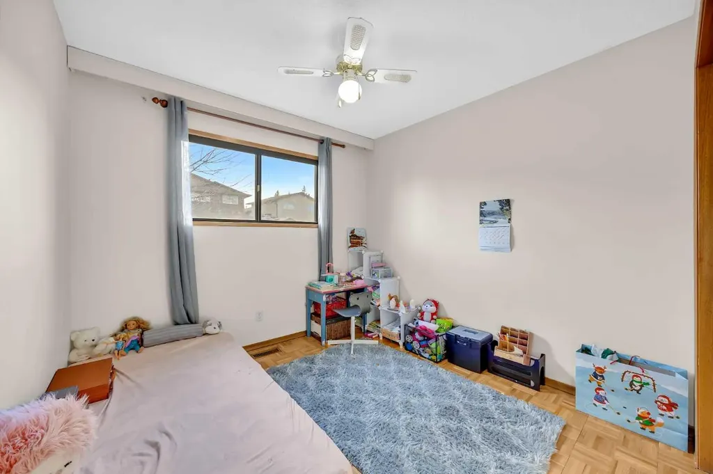 49 Beacham Way NW Calgary AB T3K 1R7