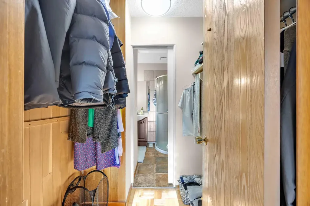 49 Beacham Way NW Calgary AB T3K 1R7
