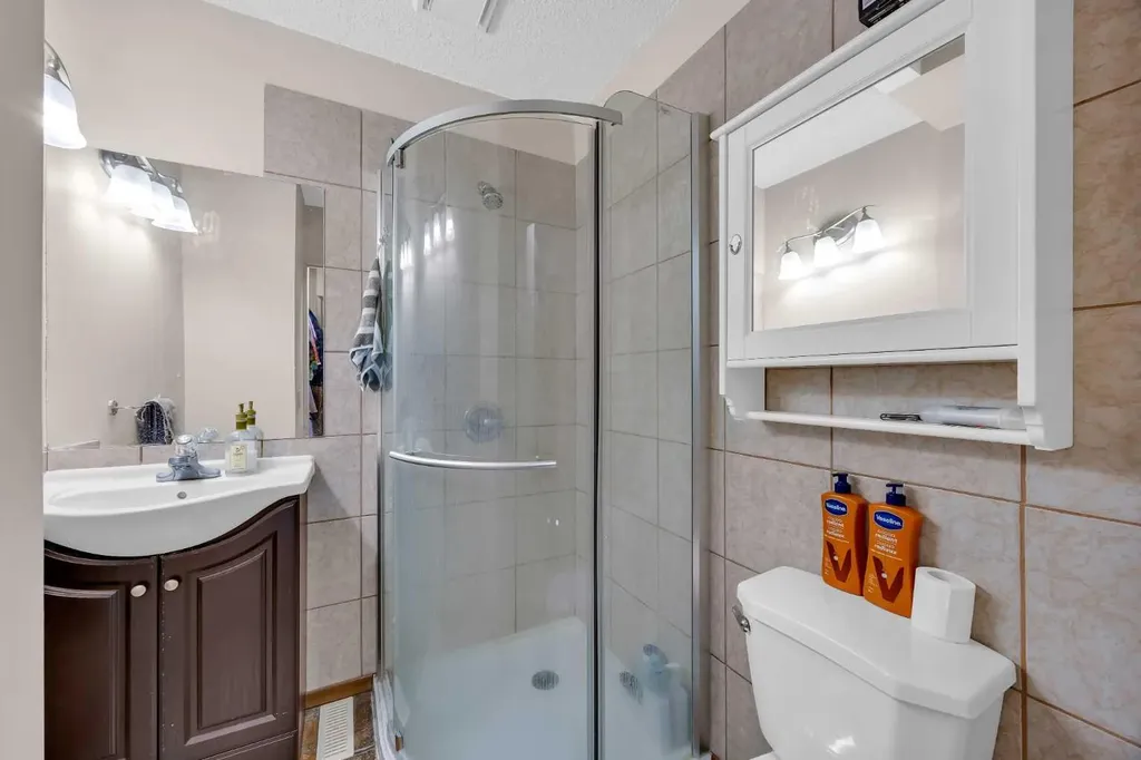 49 Beacham Way NW Calgary AB T3K 1R7