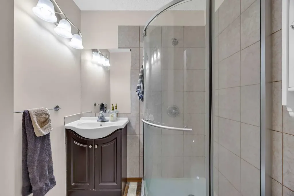 49 Beacham Way NW Calgary AB T3K 1R7