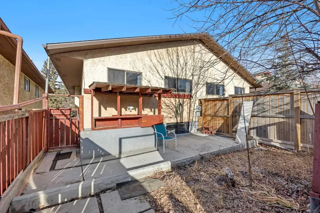 49 Beacham Way NW Calgary AB T3K 1R7