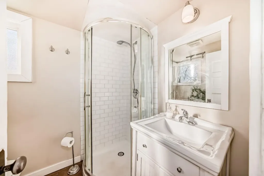 2125 36 Avenue SW Calgary AB T2T 2H1
