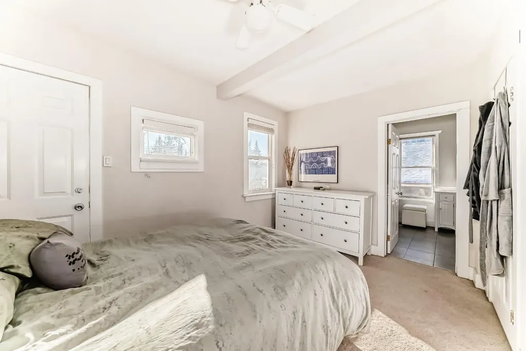 2125 36 Avenue SW Calgary AB T2T 2H1
