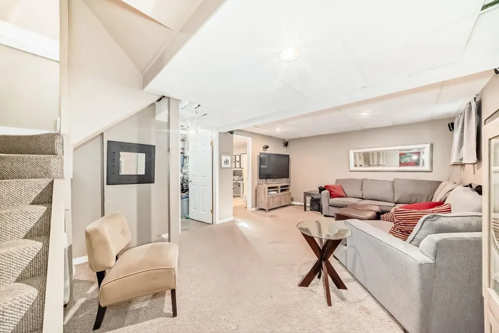 2125 36 Avenue SW Calgary AB T2T 2H1