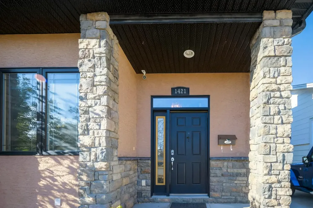 1421 40 Street SW Calgary AB T3C 1W8