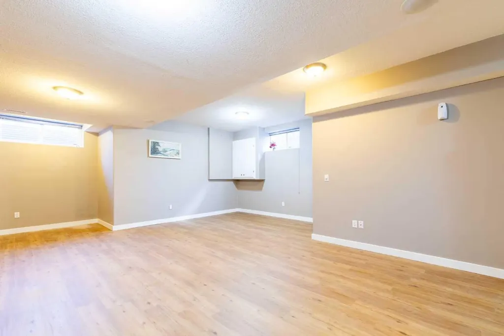1421 40 Street SW Calgary AB T3C 1W8
