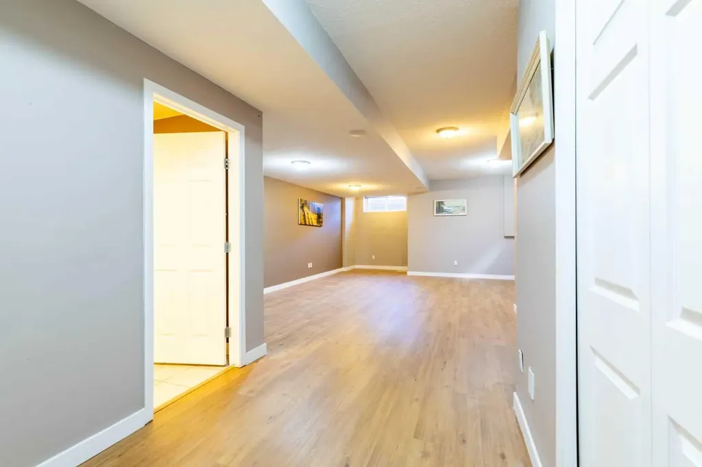 1421 40 Street SW Calgary AB T3C 1W8