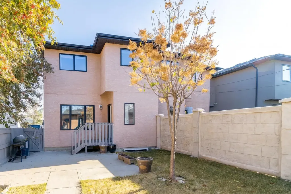 1421 40 Street SW Calgary AB T3C 1W8