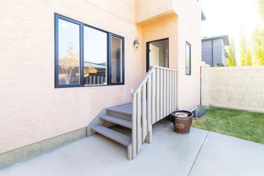 1421 40 Street SW Calgary AB T3C 1W8