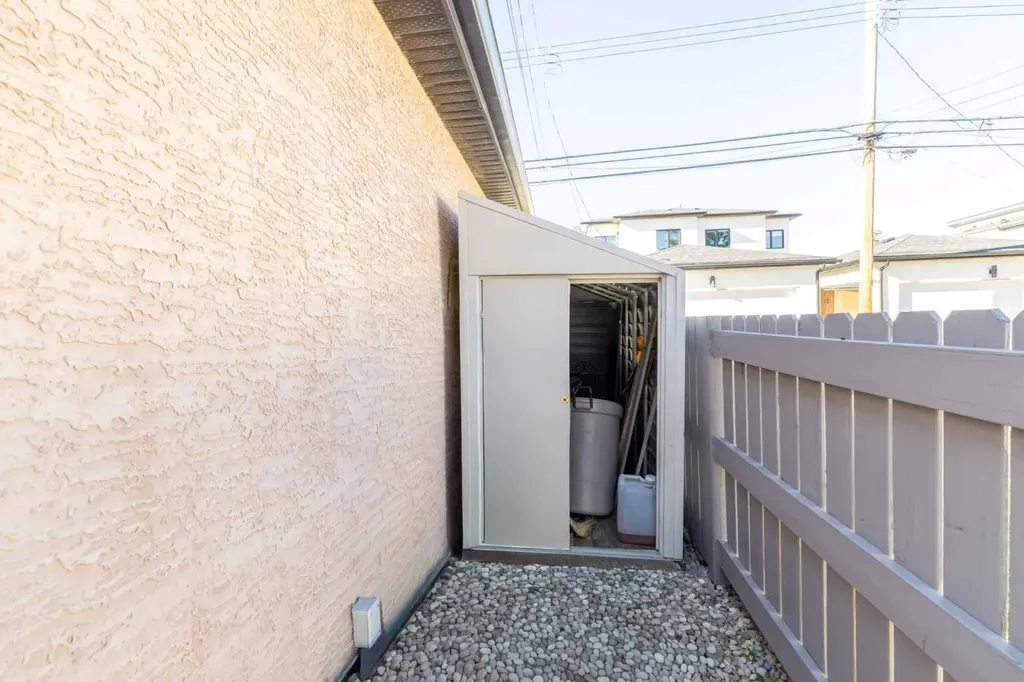 1421 40 Street SW Calgary AB T3C 1W8