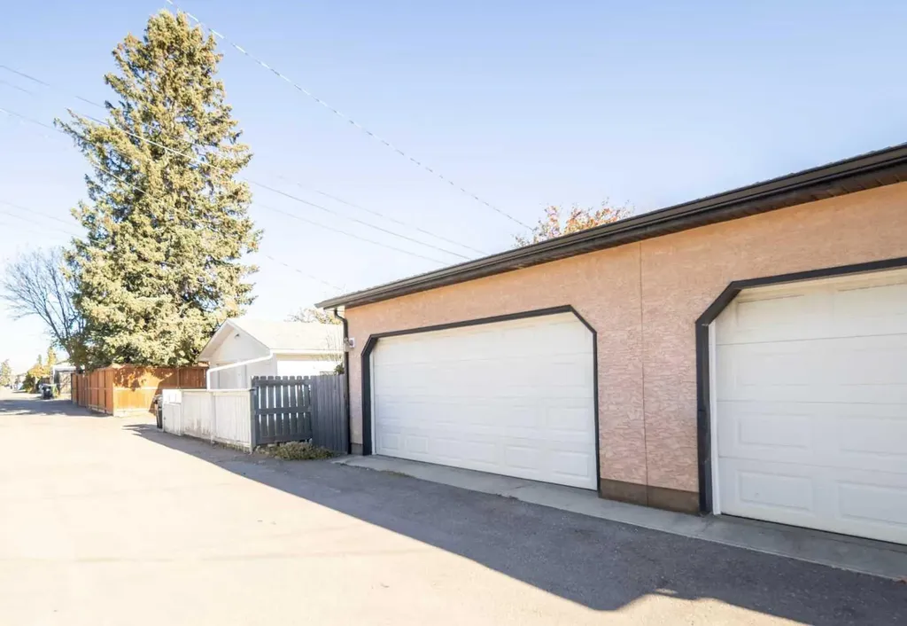 1421 40 Street SW Calgary AB T3C 1W8