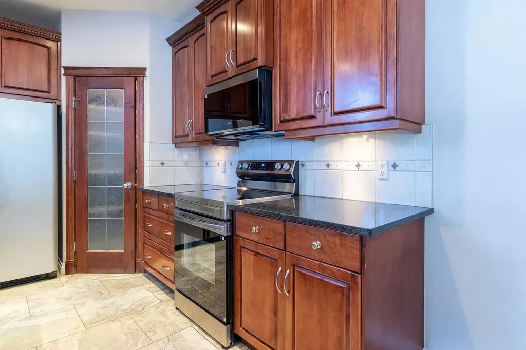 1421 40 Street SW Calgary AB T3C 1W8