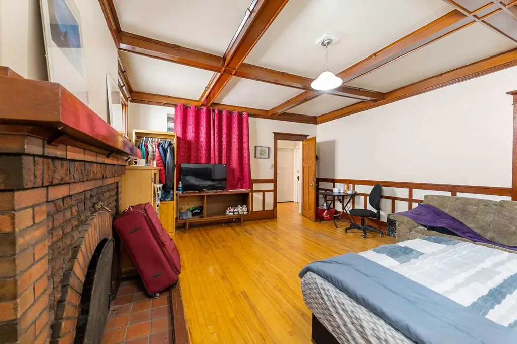 216 15 Avenue NW Calgary AB T2M 0G8