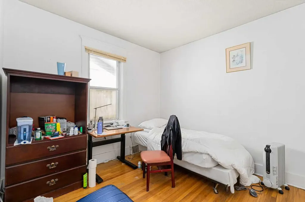 216 15 Avenue NW Calgary AB T2M 0G8