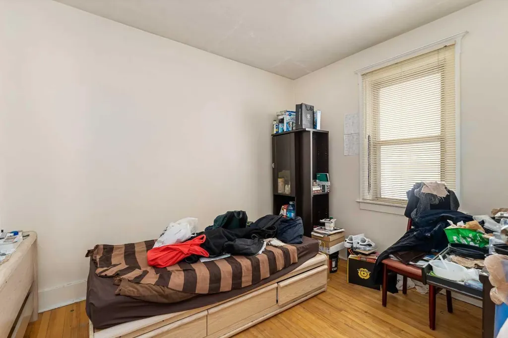 216 15 Avenue NW Calgary AB T2M 0G8