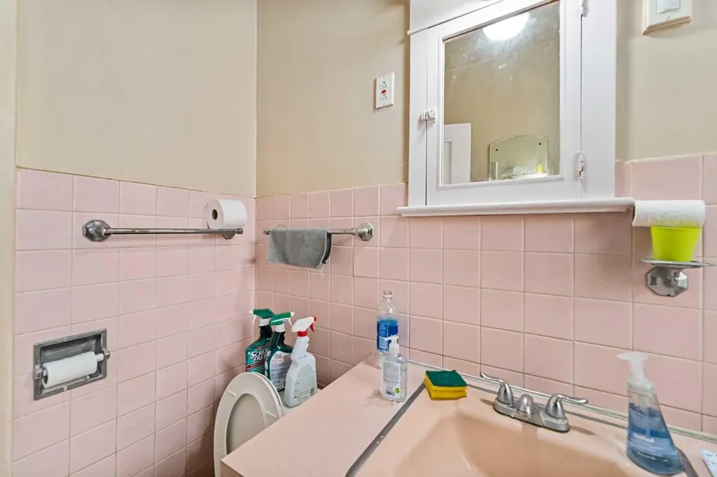 216 15 Avenue NW Calgary AB T2M 0G8