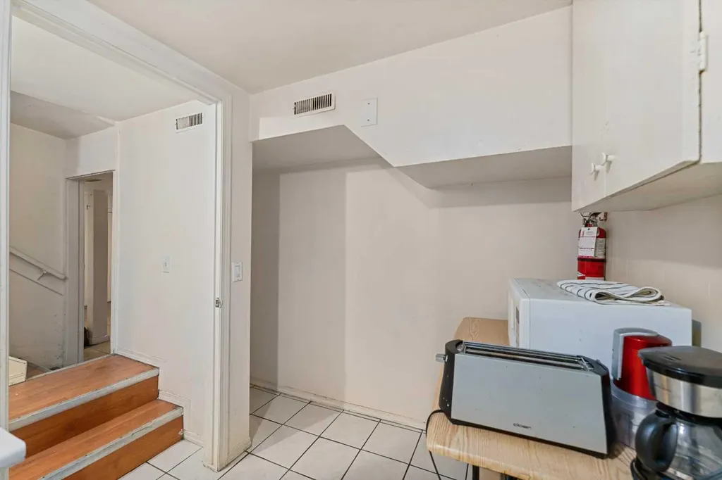 216 15 Avenue NW Calgary AB T2M 0G8