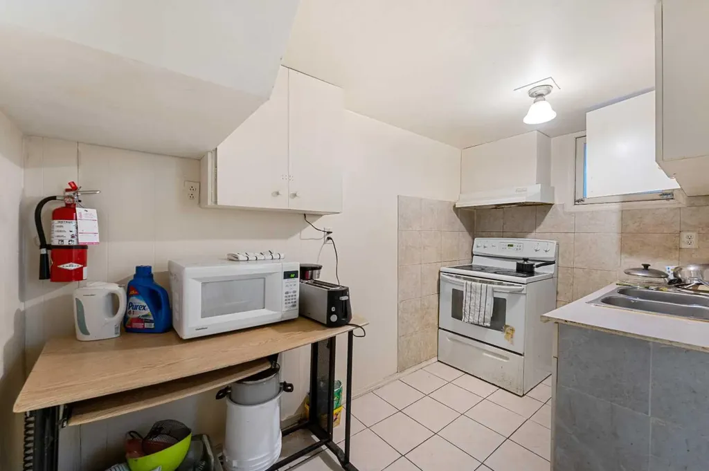 216 15 Avenue NW Calgary AB T2M 0G8
