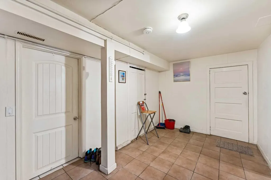 216 15 Avenue NW Calgary AB T2M 0G8
