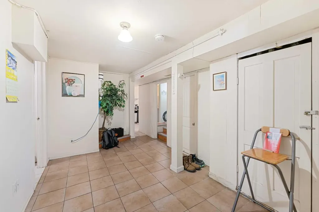 216 15 Avenue NW Calgary AB T2M 0G8