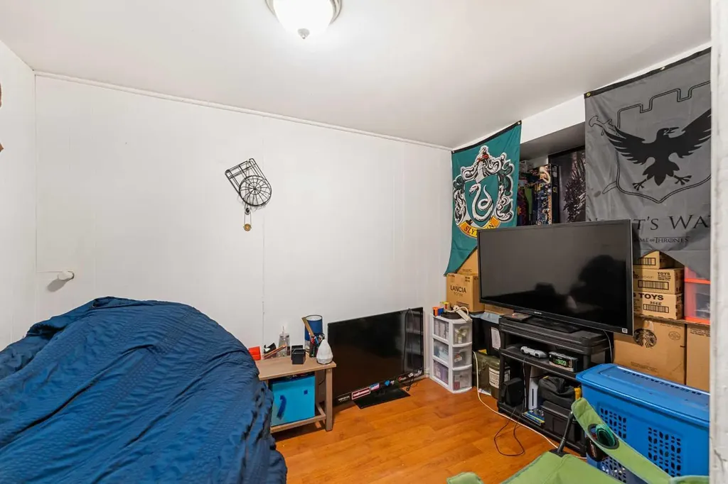 216 15 Avenue NW Calgary AB T2M 0G8